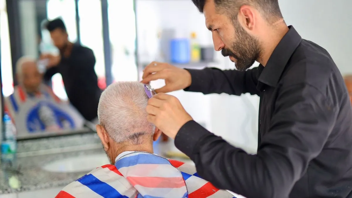 İşte sosyal belediyecilik örneği! Emekliler, belediye ait kuaförlerde ücretsiz tıraş oluyor