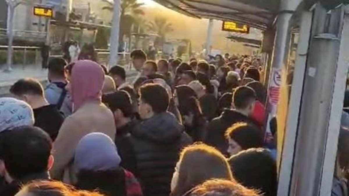 İstanbul’da toplu ulaşım çilesi: Tramvay duraklarında yoğunluk yaşandı