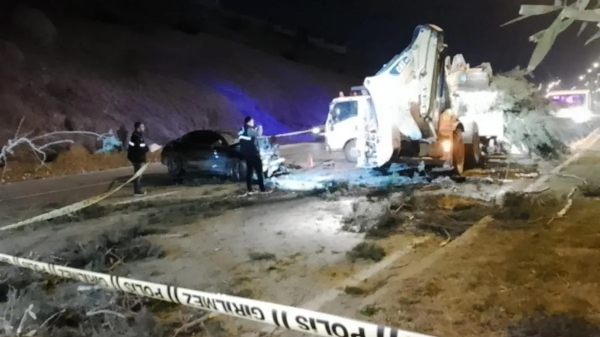 Kahramanmaraş’ta feci kaza! Otomobil iş makinesine çarptı: 1 ölü