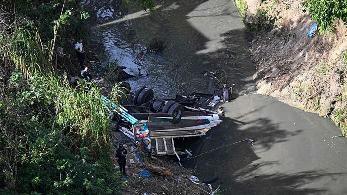 Guatemala’da otobüs köprüden düştü: 51 kişi can verdi!