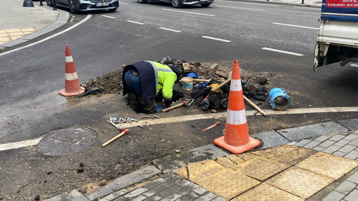 Kadıköy’de su borusu patladı: Tazyikli su metrelerce yükseğe fışkırdı
