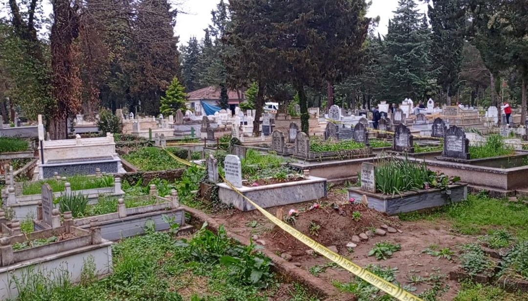 Mezarlık ziyaretinde iki aile birbirine girdi: 4 yaralı