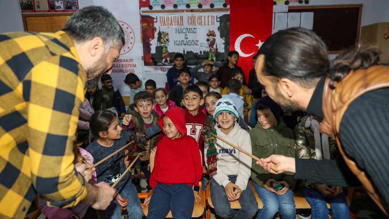 Öğretmenler Hacivat-Karagöz oyununu perdeye taşıyor