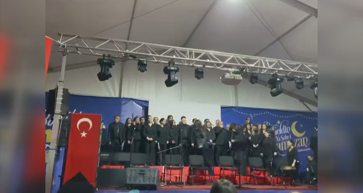 Ramazan etkinliğinde sahnenin çöktüğü anlar kamerada: Yaralılar var