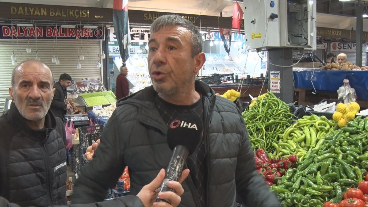 CHP’li pazarcıdan boykota tepki: Parti üyelik kartını kırdı