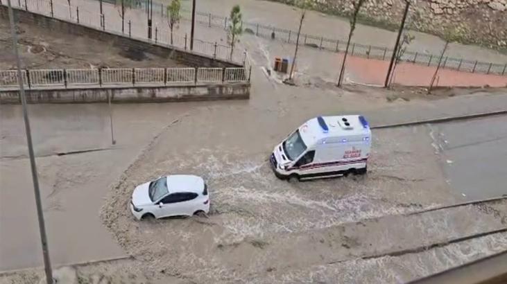 Mardin Nusaybin’de şiddetli sağanak! cadde ve sokaklar göle döndü