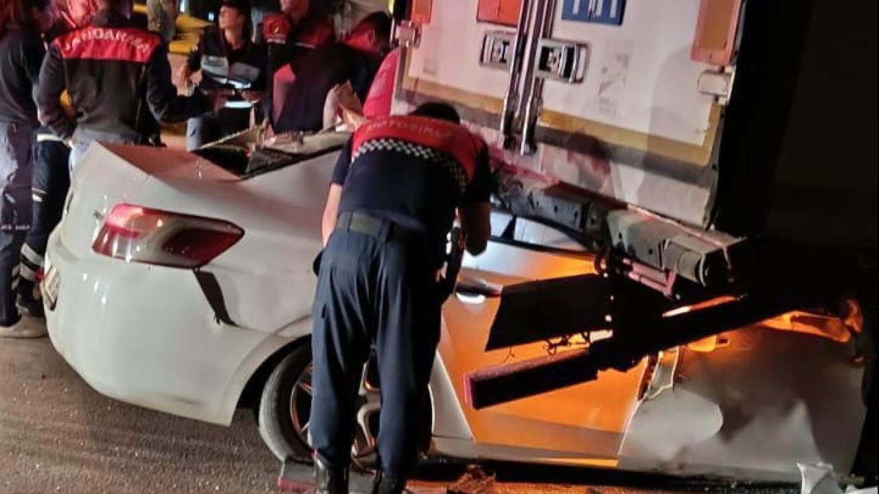 Mersin’de otomobil park halindeki tıra çarptı: 2 ölü